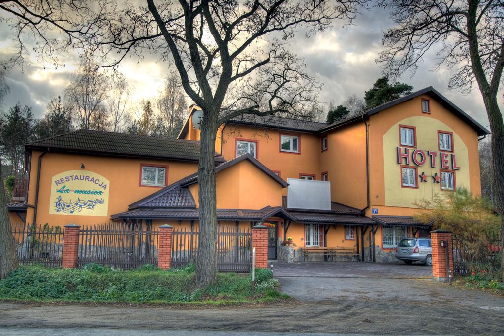 Hotel La-Musica П'ясечно Екстер'єр фото